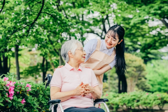 19年勤めてきた私が今やるべき事は、周りの職員たちの介護力のスキルアップをしていくことだと思っています。

現状、職員の質が低下してきており、利用者の方たちへの援助が不十分と感じています。

昨今、パワハラなどのハラスメントに、ならないように指導の際は最新の注意を払わなければなりません。

それにより、指導、注意するのが、億劫になっていることは事実です。

間違ったことを指導しなければ、自分たちの行っている間違いには、なかなか気づきません。

なのでその状況が放置されれば当然、援助の質は下がり、最終的には利用者の方が不利益を、被ります。

19年前は、厳しく指導され色々と教えてもらった事は、今でも強い記憶に残っています。

現状を改善するためには、ハラスメント対策をしてAIのように指導すればいいのでしょうか笑

確かに感情的な言動は、相手にとって「怒られた」というイメージが先行して、肝心の指導内容が伝わりづらくなってしまいます。

しかし、相手の心を動かすのもまた感情です。

確かに遠目からみるとそんな雰囲気になってしまいますが。大事なのは日頃からの職員とのコミュニケーションだと思います。

コミュニケーションが普段からしっかりできていれば、ハラスメントで訴えられるような関係にはならないと思います。(伝え方の内容によりますが)

これから私が、やっていく事は、職員としっかりコミュニケーションをとりハラスメントにならないような人間関係を作っていく事。

今の時代に合った方法で指導しなくてはなりませんが、感情出す出さない云々ではなく、マニュアル的な感じではなく相手の心を動かす指導法が必用だと思います。