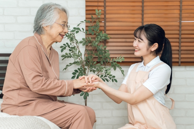 介護職に就職・転職に考えているけど未経験のでも大丈夫なの⁉なんて思ってしまいますよね？

あなたが介護職にならないことで、何人かの高齢者の生活が支えられなくなる可能性は十分にあります。

介護職になれば高齢者の生活を支える人が増えて、社会の歯車として立派に活躍できるでしょう。

この記事は、現在40代の介護職が、介護職を選んだ理由やライフスタイルを解説しています。

この記事の執筆者は特別養護老人ホームに勤めて19年。現場ではリーダーを勤めています。